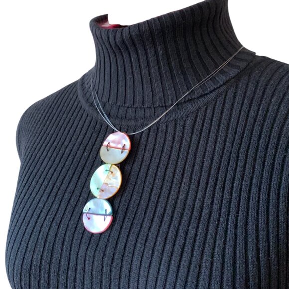 CREATION -  Short Multicolor Button Pendant Necklace - Wire and nacre pendant - Picture 5 of 7